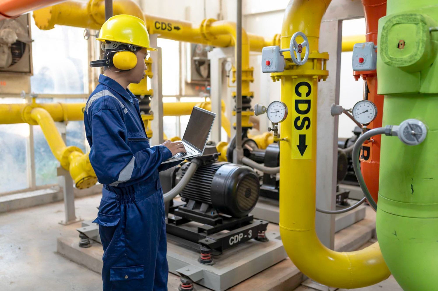 Maintenance-worker-detecting-gas-leak-ldar-test
