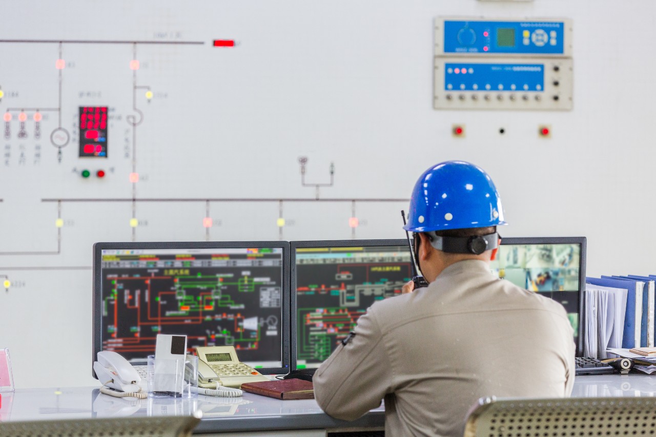 plc-scada-workers-control-room