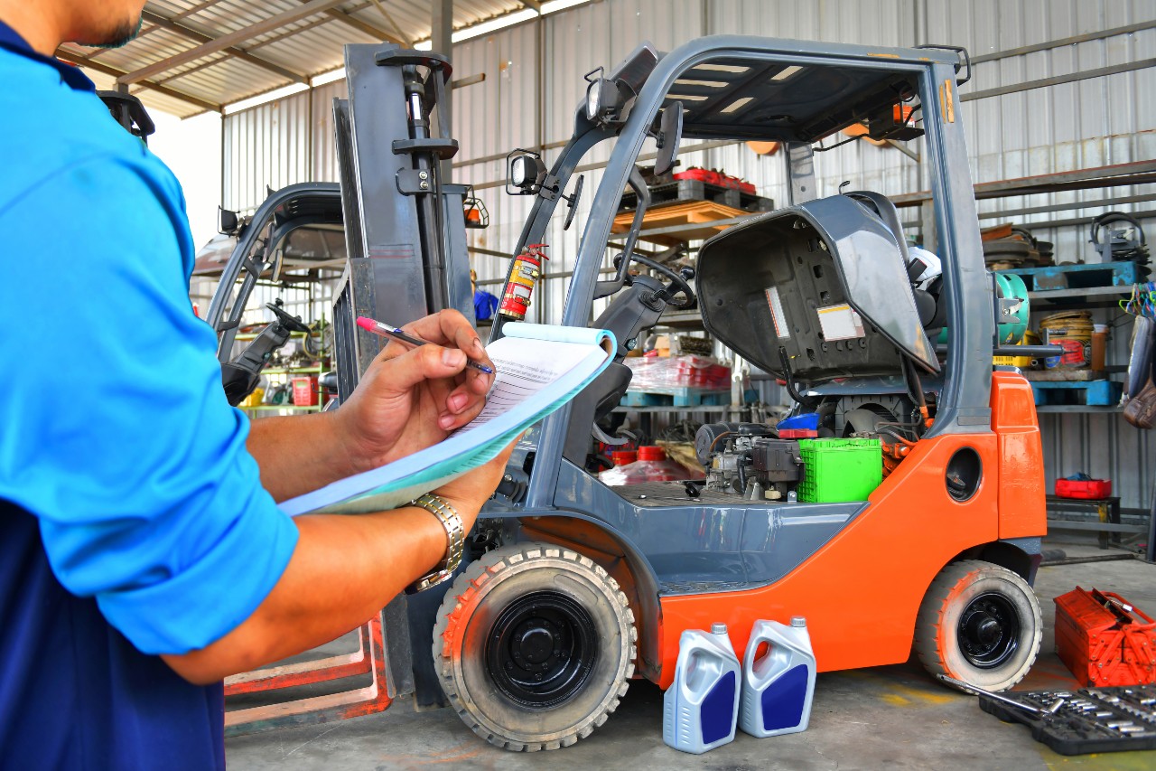 mechanic-is-checking-quality-Forklift-maintenance